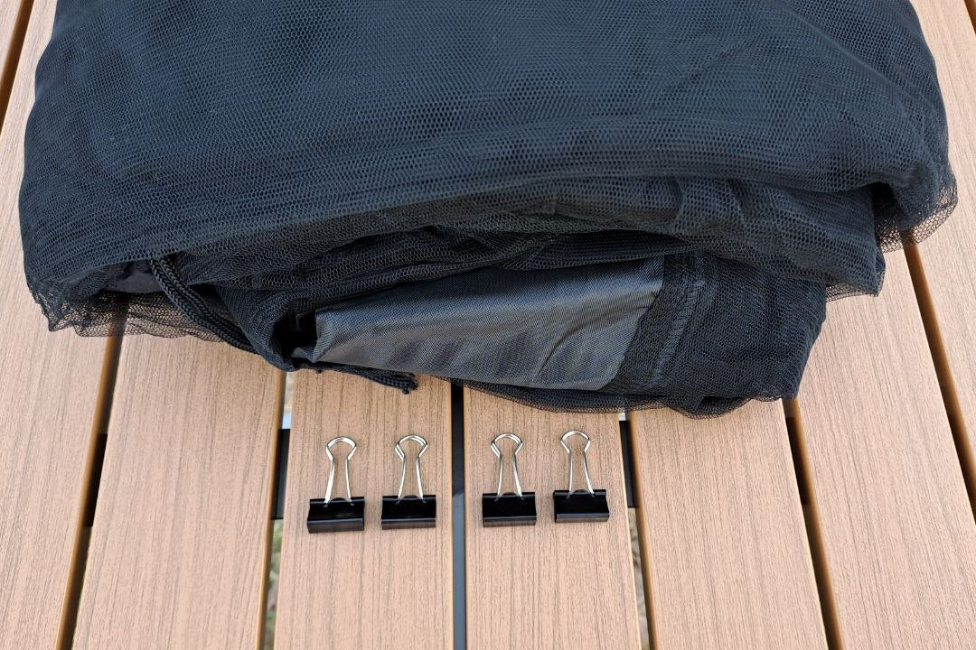 One black mosquito net and four installation clips.