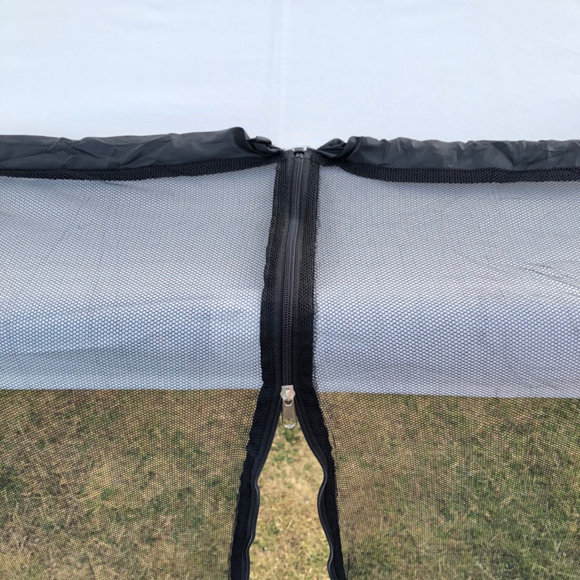 Upper end of the mosquito net zipper with drawstring attachment at the canopy edge