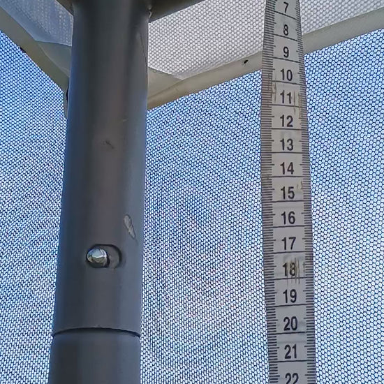 The video shows the measured vertical distance from the lower edge of the gazebo roof to the ground: 220 cm. The mosquito net is 250 cm high, providing additional length for installation and adjustment.
