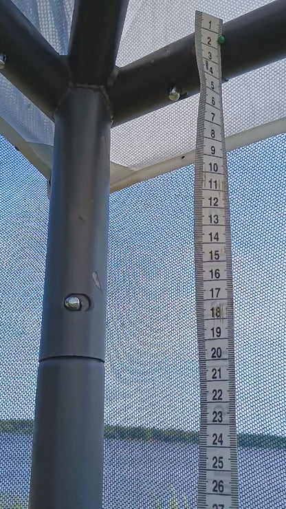 The video shows the measured vertical distance from the lower edge of the gazebo roof to the ground: 220 cm. The mosquito net is 250 cm high, providing additional length for installation and adjustment.