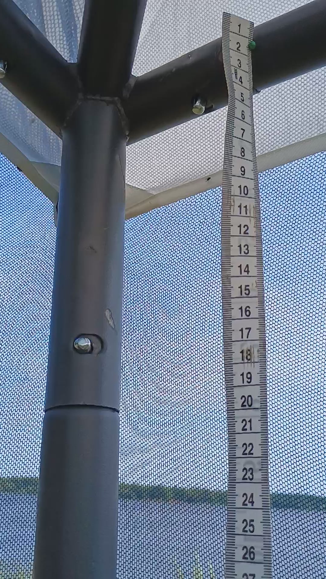 The video shows the measured vertical distance from the lower edge of the gazebo roof to the ground: 220 cm. The mosquito net is 250 cm high, providing additional length for installation and adjustment.
